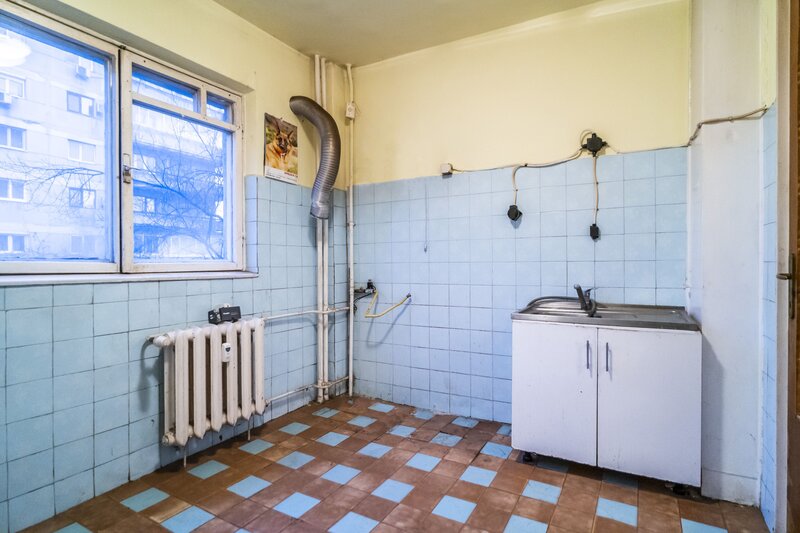 Drumul Taberei 3 camere, 4/10, bloc stradal, c-tie 1980, bucatarie mare, 2 bai